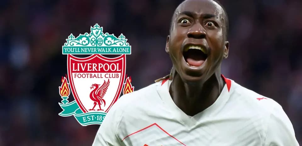 Jugador celebrando con el escudo de Liverpool al fondo