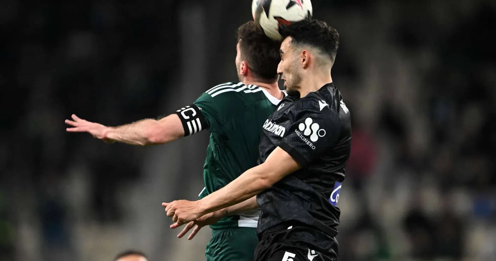 Jugadores de PAOK y Panathinaikos disputando el balón