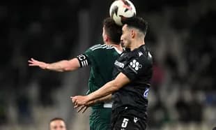 Jugadores de PAOK y Panathinaikos disputando el balón
