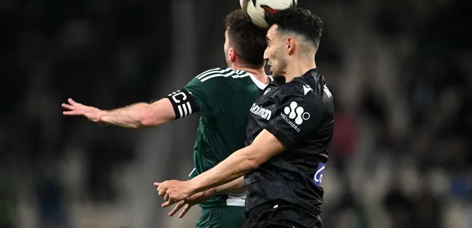 Jugadores de PAOK y Panathinaikos disputando el balón