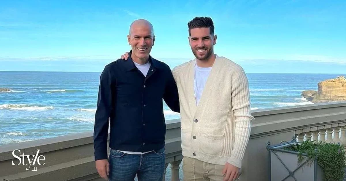 Dos hombres posando frente al mar en la playa