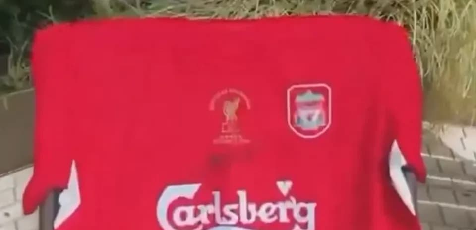 Camisa roja de Liverpool con logotipos y escudo