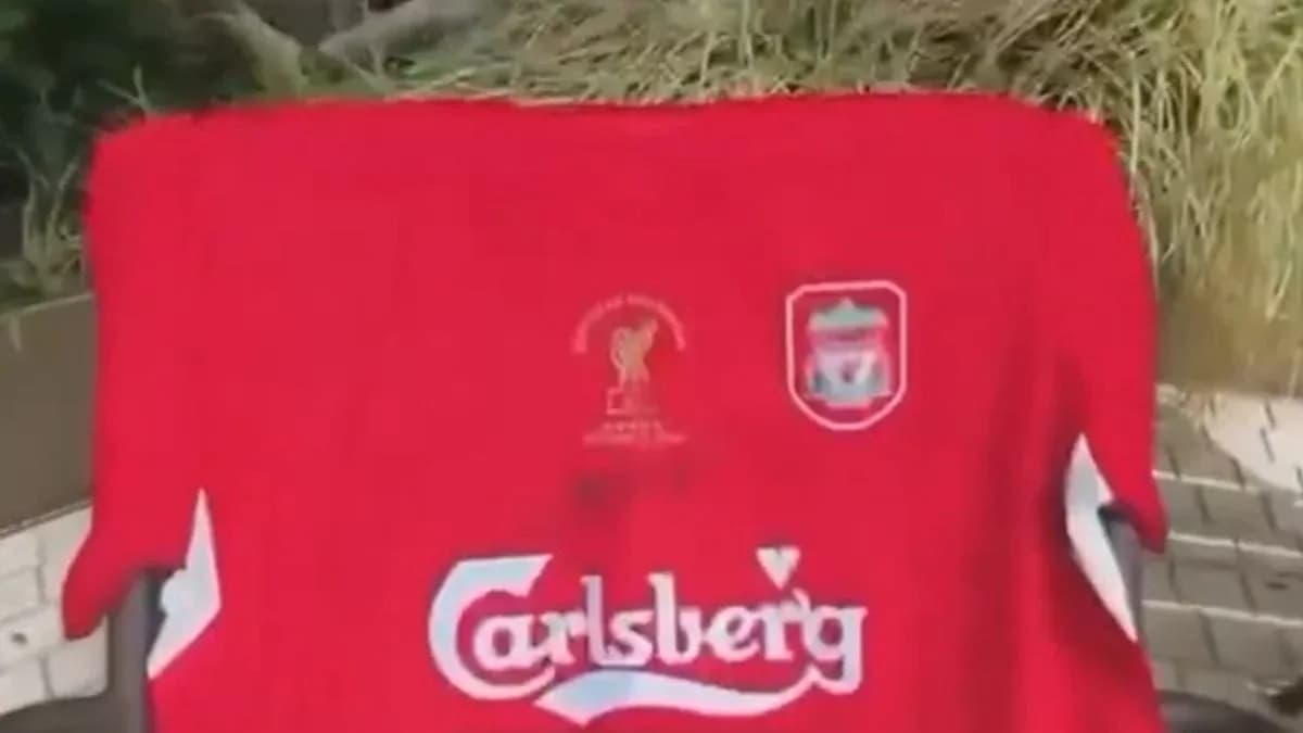 Camisa roja de Liverpool con logotipos y escudo