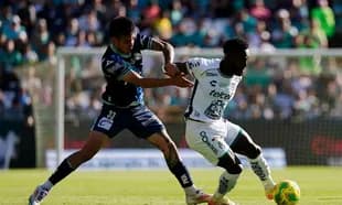Jugador de León driblando en partido contra Puebla