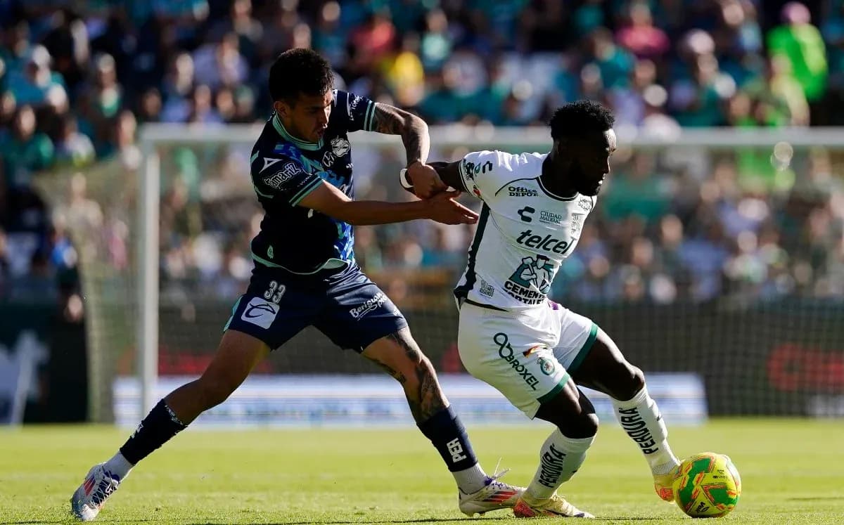 Jugador de León driblando en partido contra Puebla