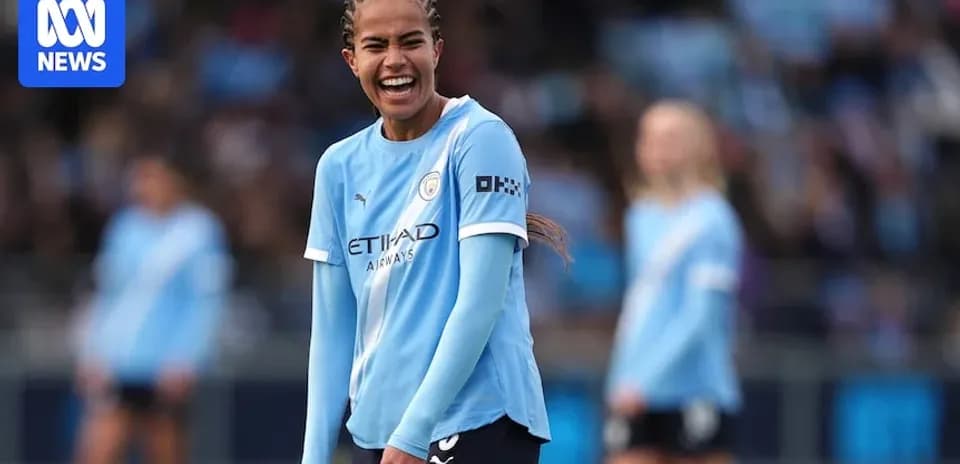 Jugadora de Manchester City sonriendo en el campo