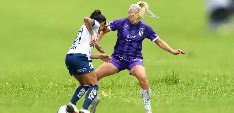 Jugadoras de Puebla y Monterrey en acción