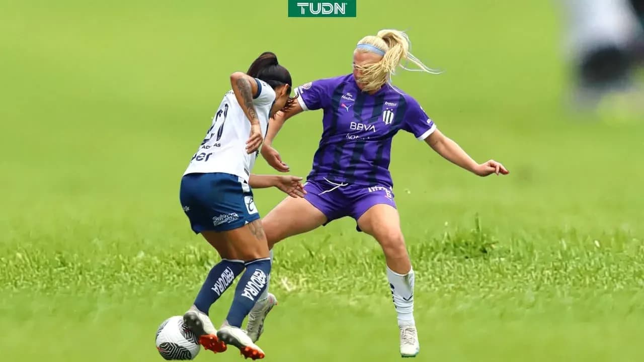 Jugadoras de Puebla y Monterrey en acción
