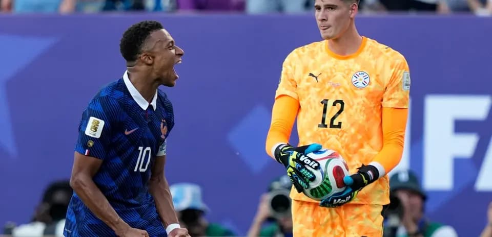 Jugador de Francia celebrando frente al portero paraguayo