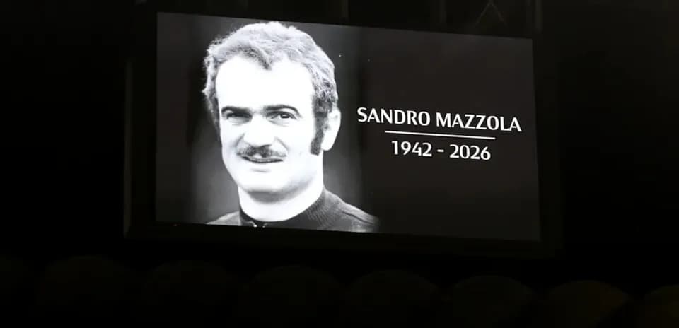 Pantalla con homenaje a Sandro Mazzola