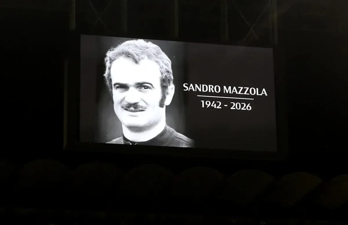 Pantalla con homenaje a Sandro Mazzola