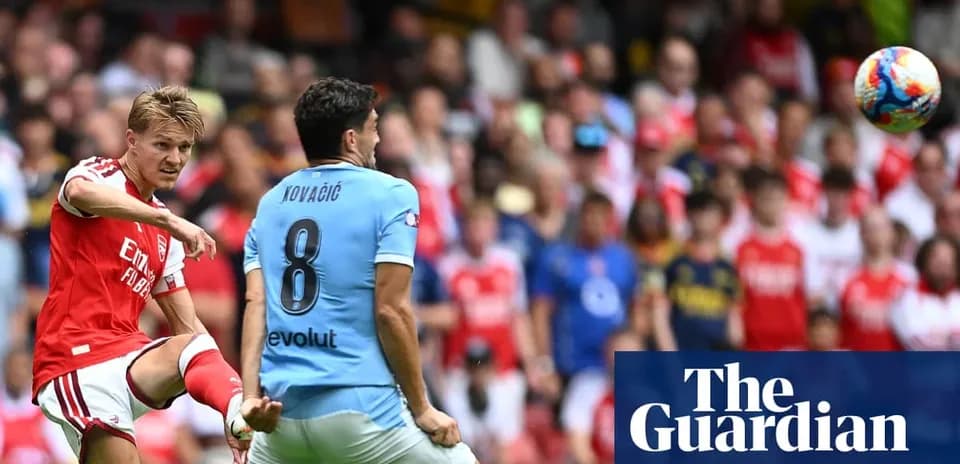 Jugador de Arsenal lanza el balón hacia el adversario