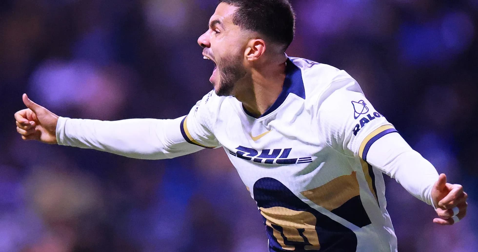 Jugador de Pumas celebra un gol