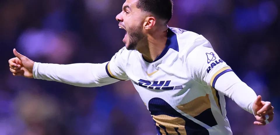 Jugador de Pumas celebra un gol