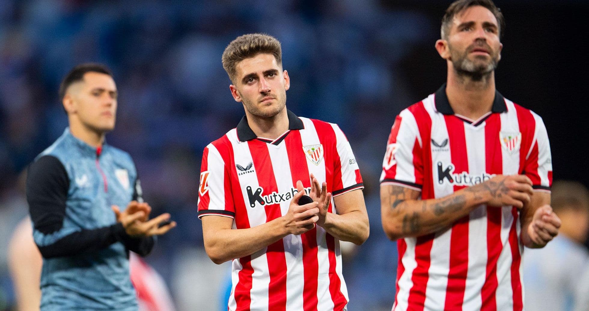 Jugadores del Athletic Club aplaudiendo tras el partido