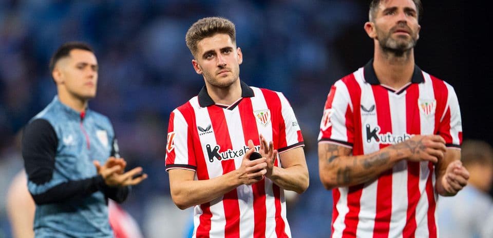Jugadores del Athletic Club aplaudiendo tras el partido