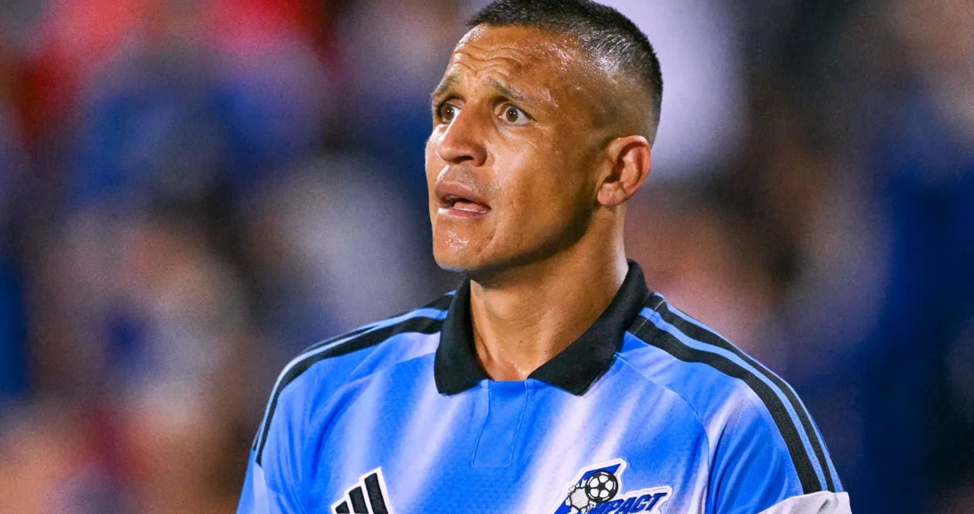 Jugador con camiseta azul mirando hacia el campo