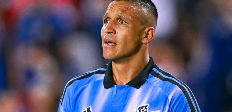 Jugador con camiseta azul mirando hacia el campo