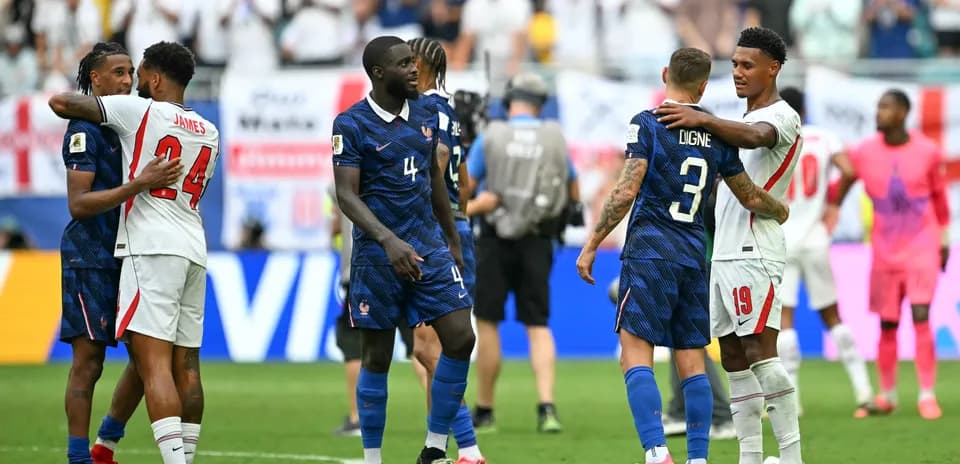 Jugadores de Francia y el equipo contrario se abrazan