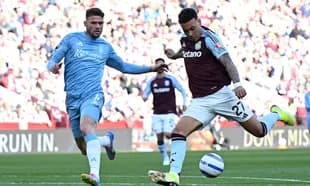 Jugador de Aston Villa disparando a puerta