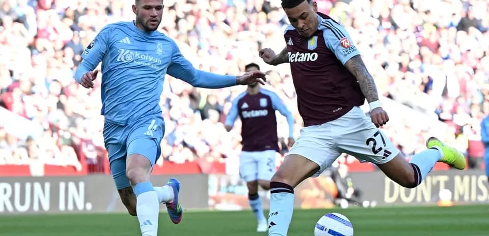 Jugador de Aston Villa disparando a puerta