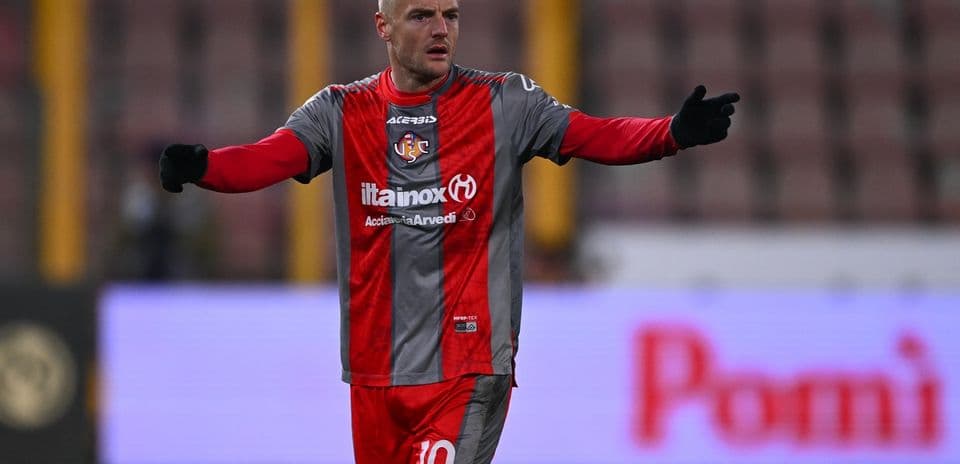 Jugador señalando durante un partido de fútbol