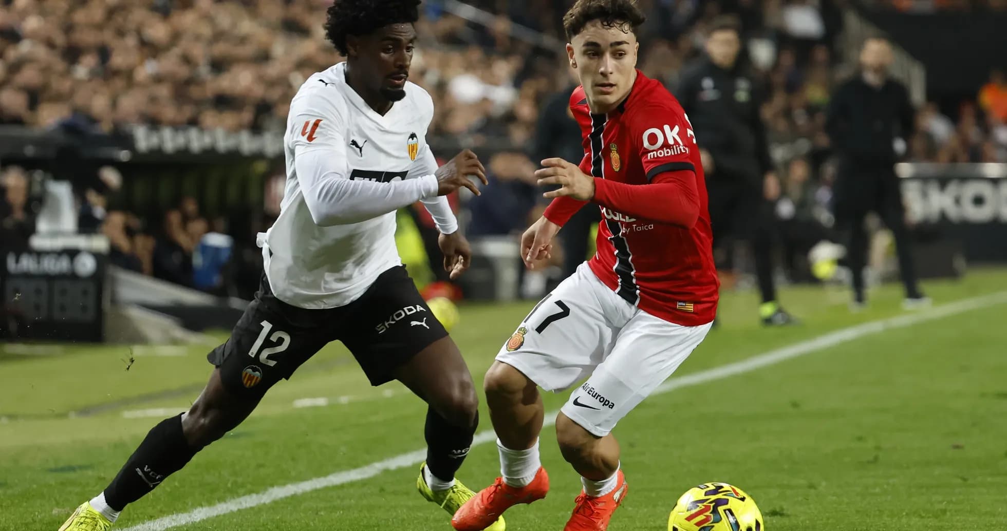 Jugadores de Mallorca y Valencia en acción