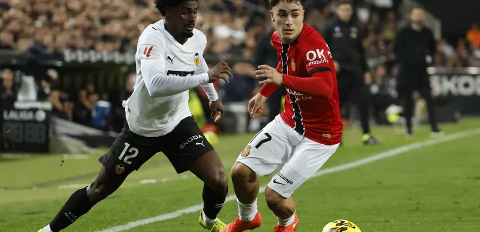 Jugadores de Mallorca y Valencia en acción