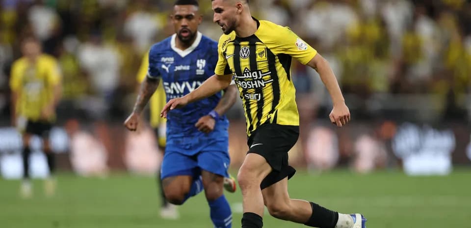 Jugador de Al Ittihad avanzando con el balón