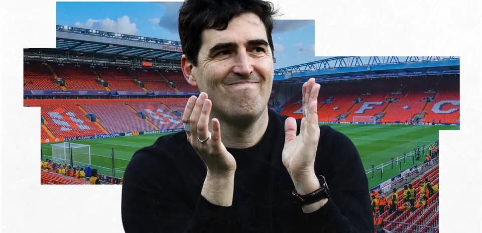 Entrenador aplaudiendo en estadio Anfield vacío
