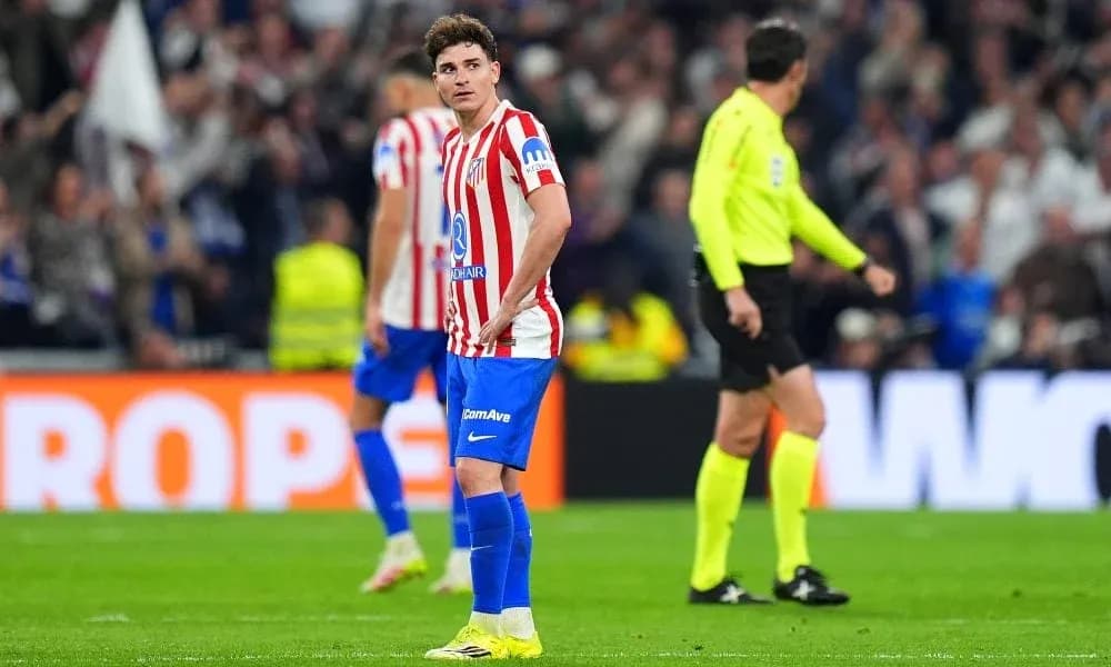 Jugador de Atlético de Madrid en el campo durante el partido