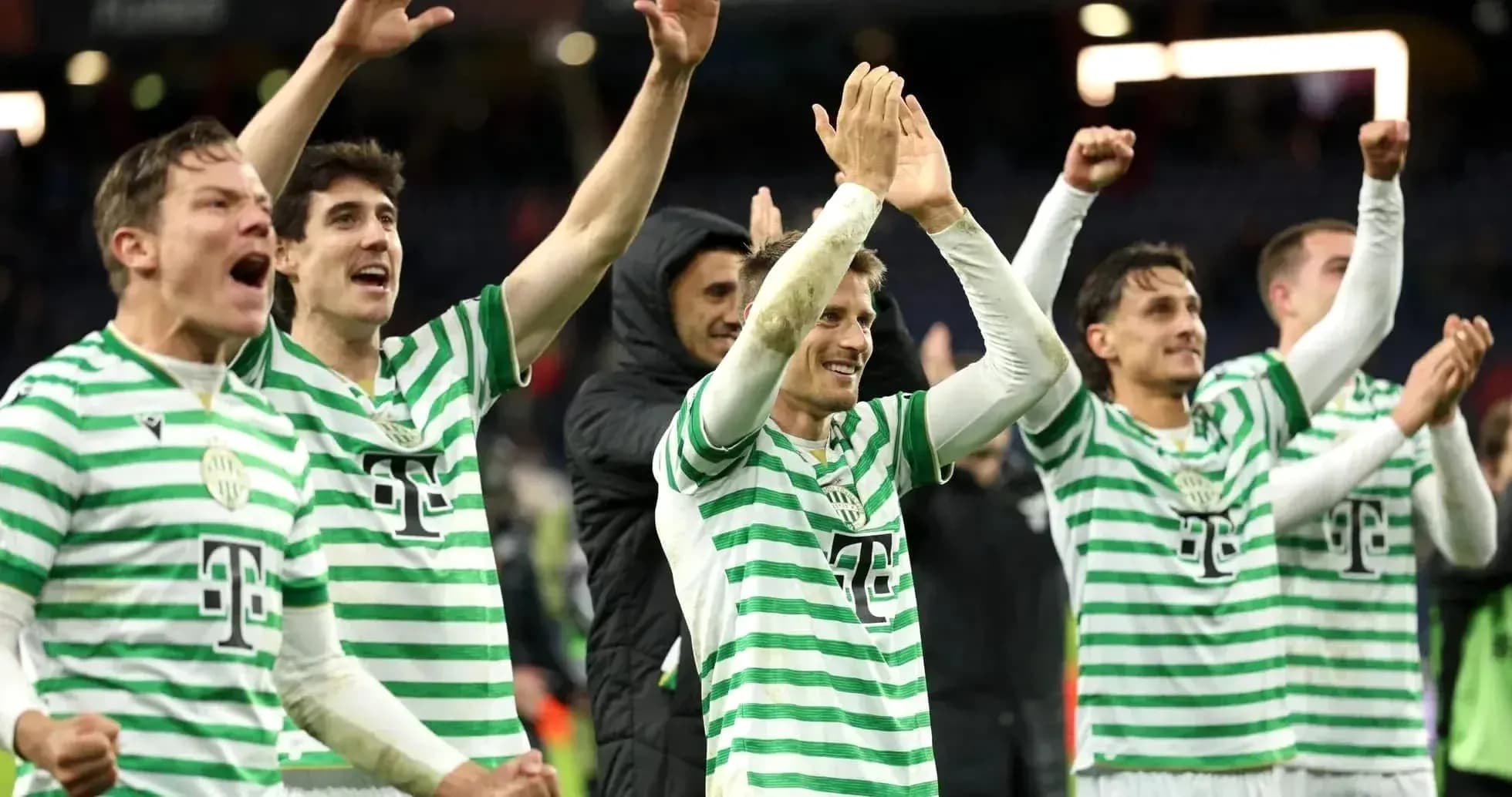 Jugadores de Ferencvarosi celebrando en el campo