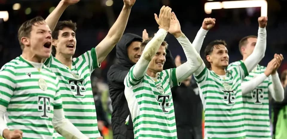 Jugadores de Ferencvarosi celebrando en el campo