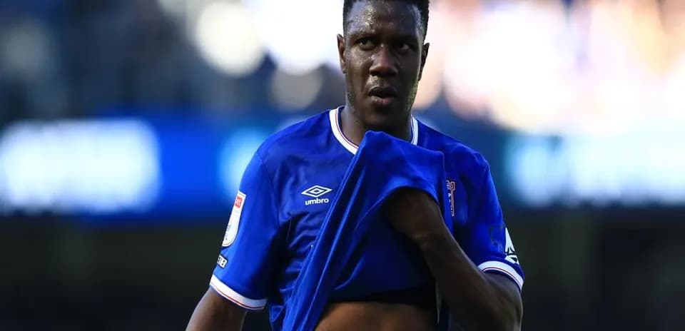 Jugador quitándose la camiseta durante el partido
