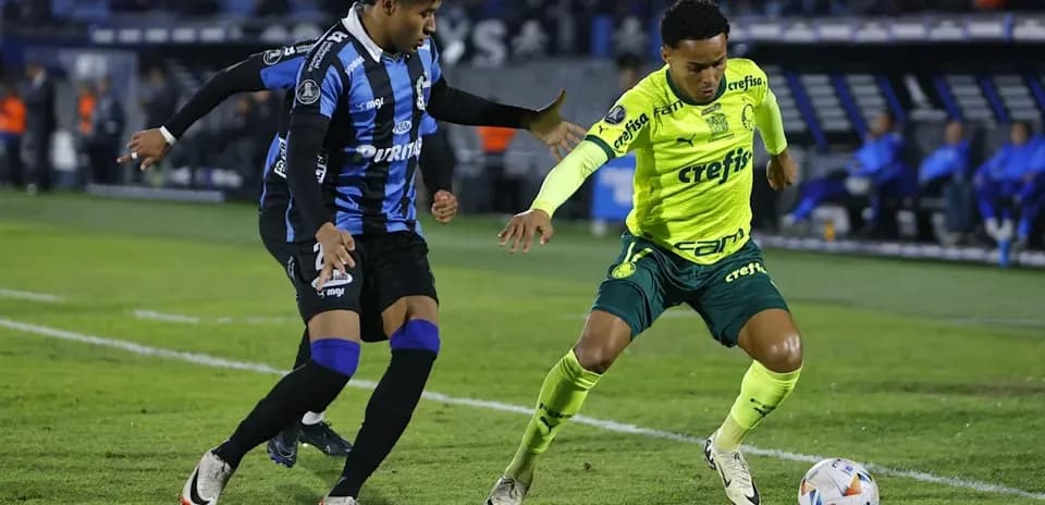 Jugadores disputando el balón en un partido de fútbol
