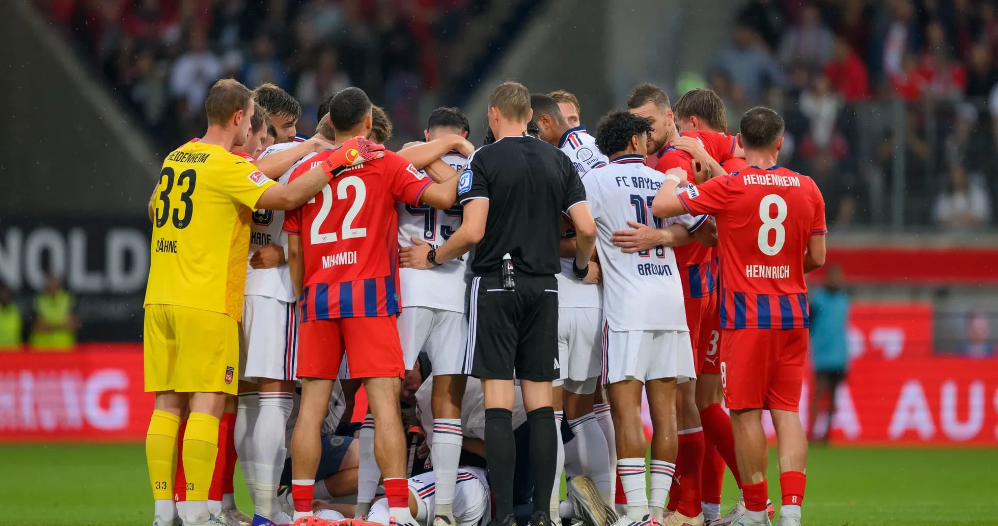 Jugadores de dos equipos en círculo durante partido