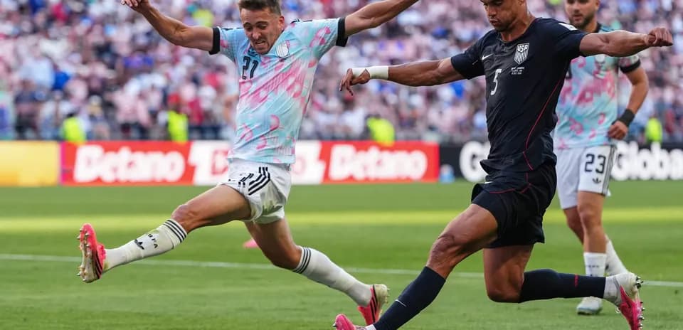 Jugador estadounidense chutando el balón durante el partido