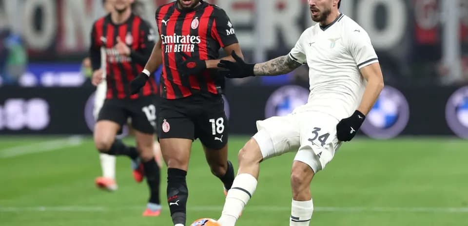 Jugador de Lazio pasa el balón a su compañero