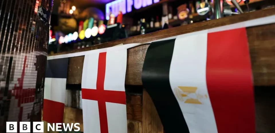 Banderas de Francia, Inglaterra y Egipto en un bar