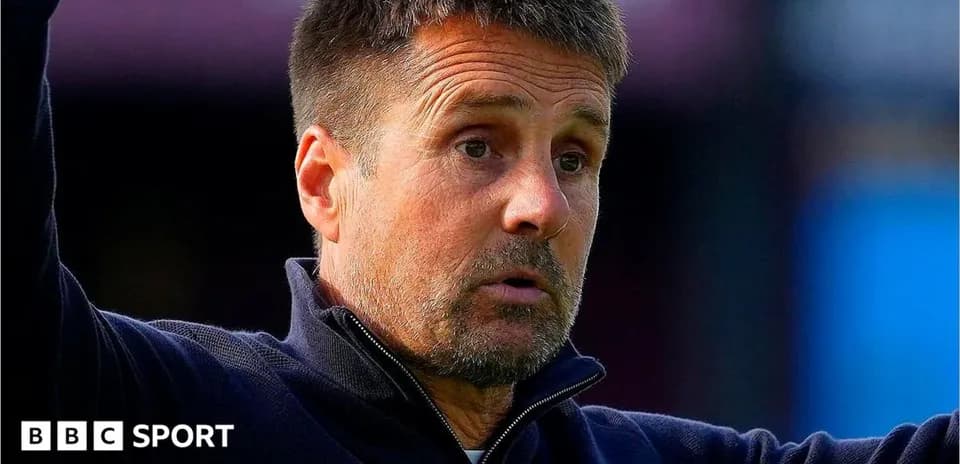 Entrenador señalando durante un partido de fútbol