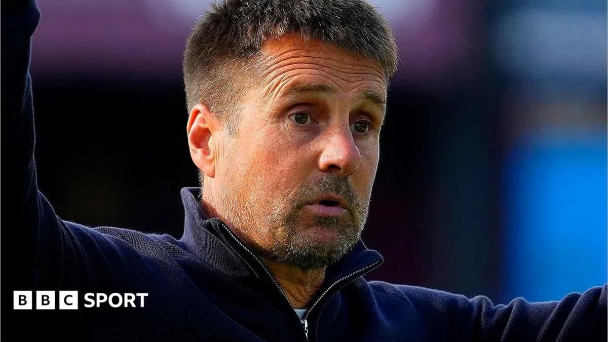 Entrenador señalando durante un partido de fútbol