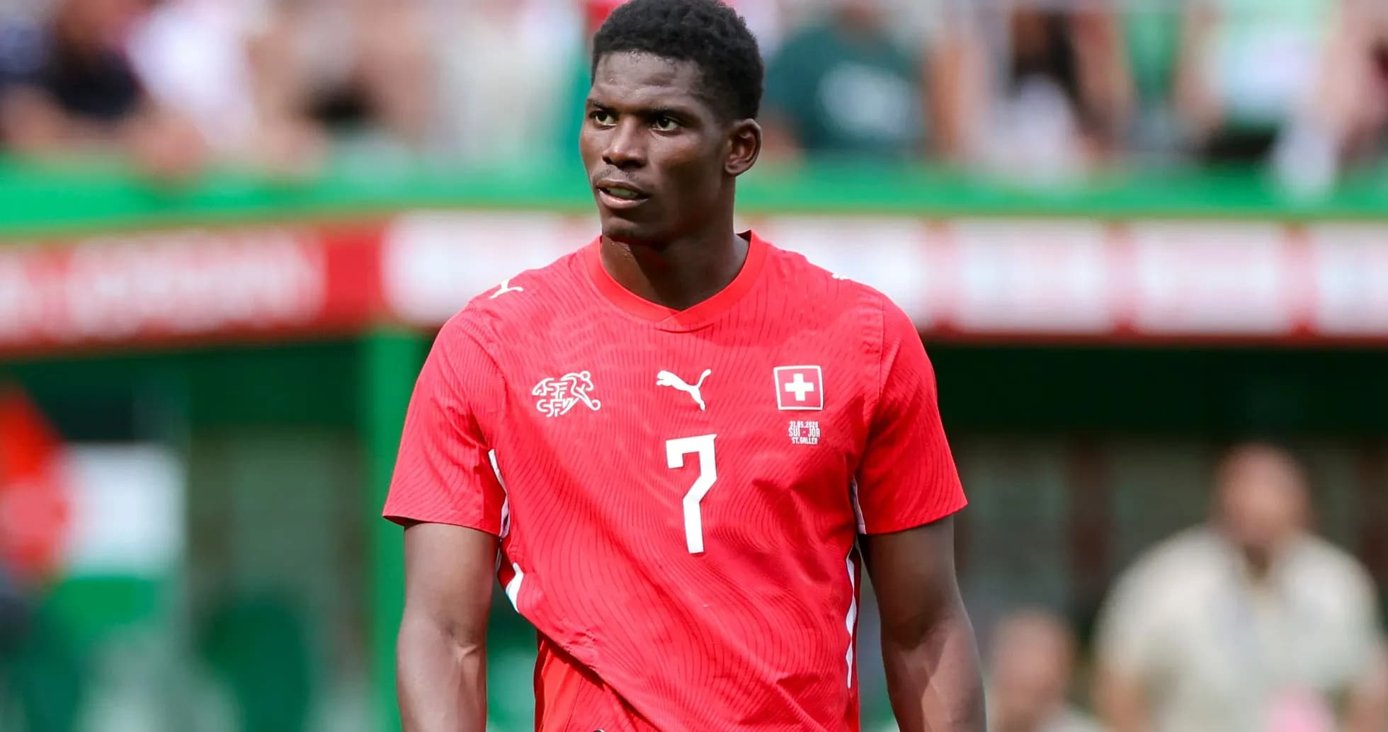 Jugador suizo con camiseta roja en el campo