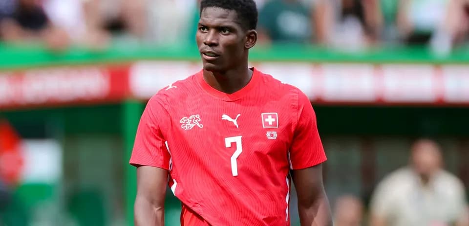 Jugador suizo con camiseta roja en el campo