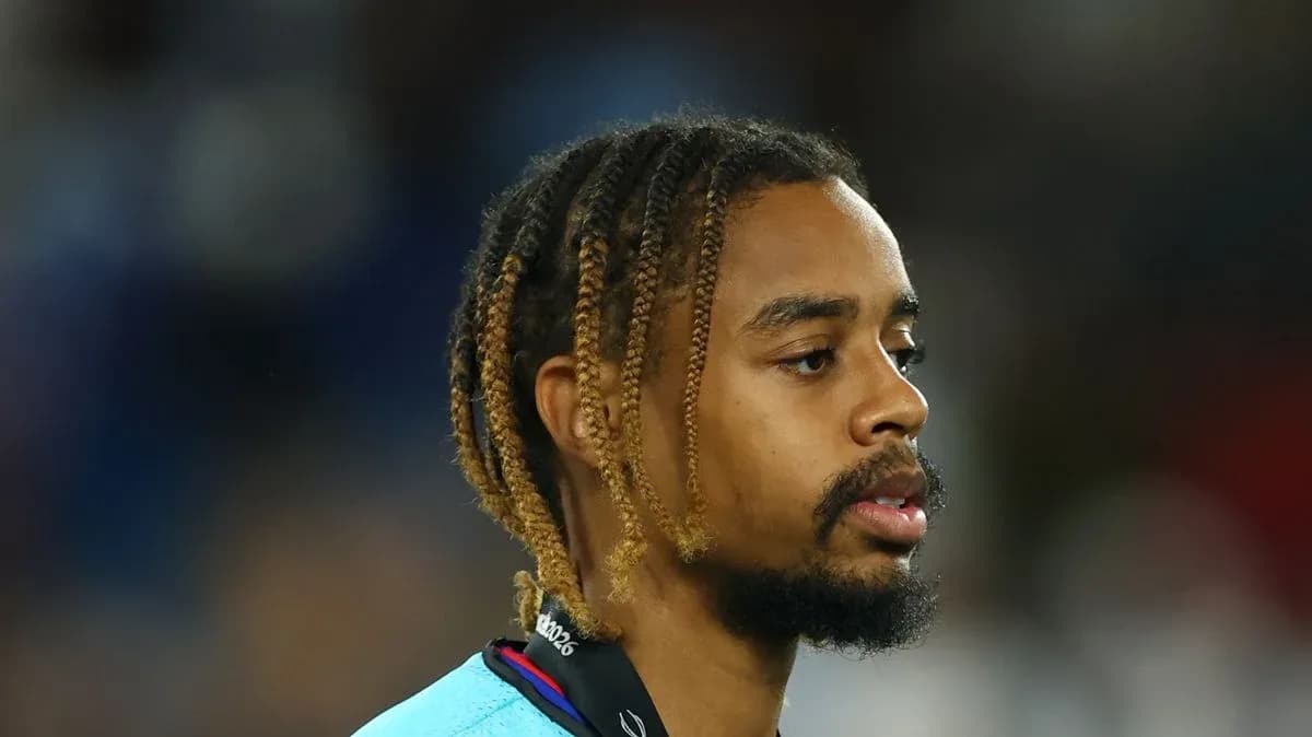 Jugador con trenzas en el campo de fútbol