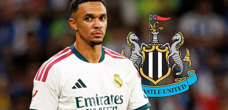 Jugador de Real Madrid con escudo de Newcastle United