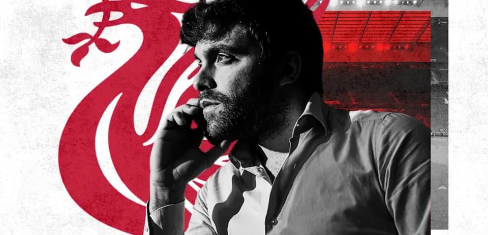 Persona hablando por teléfono con fondo de Liverpool