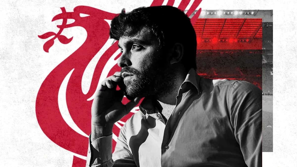 Persona hablando por teléfono con fondo de Liverpool