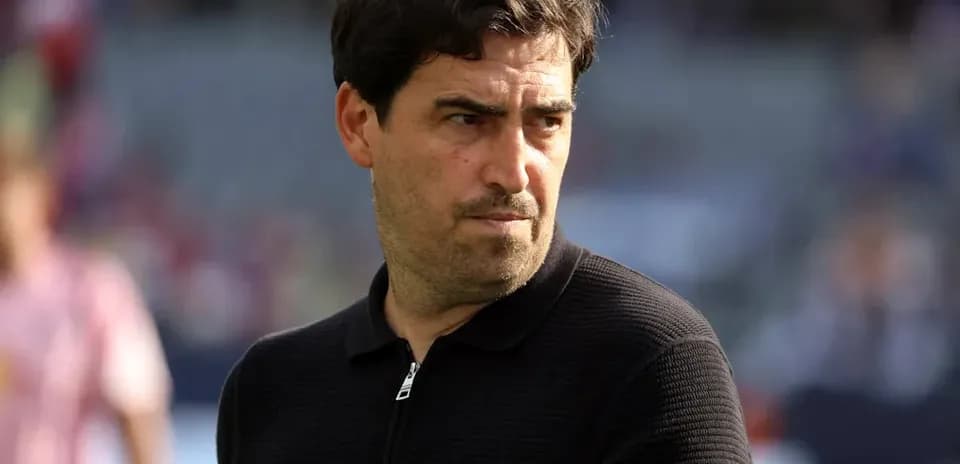 Entrenador observando el partido en el estadio