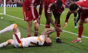 Jugadores de Liverpool ayudan a oponente caído