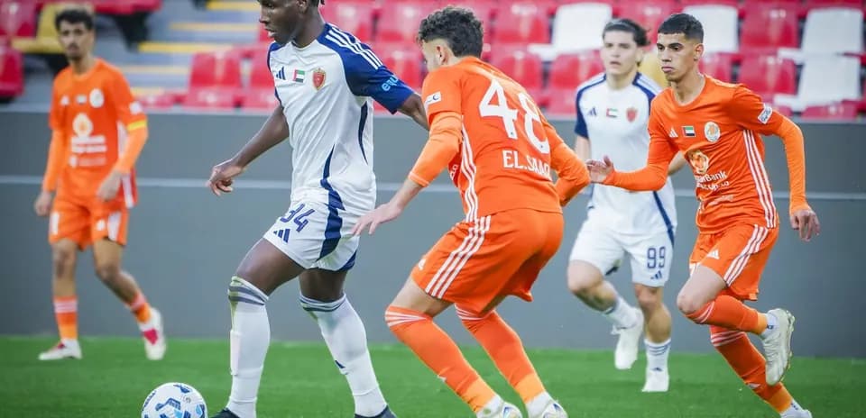 Jugadores de Al Wahda y Al Sharjah en acción